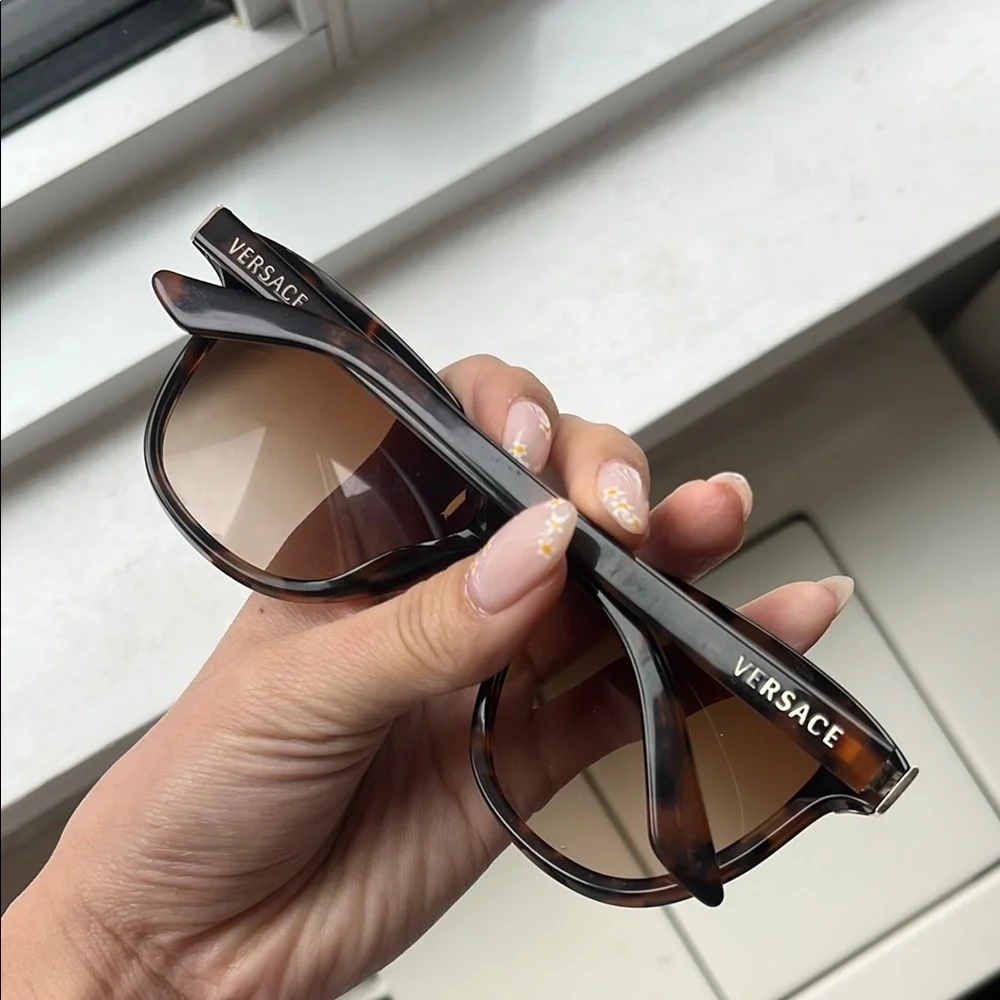 Versace Tortose Sunglasses with Brown Gradient Lenses - Picture 2 of 12